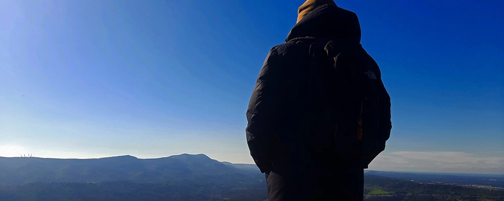 Pastor Nix a observar a Serra da Arrábida em 2026